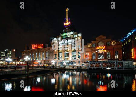 La centrale électrique de nuit, au port intérieur de Baltimore, Maryland. Banque D'Images