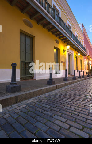 Bâtiments colorés rue pavée, CALLE FORTALEZA LA VIEILLE VILLE DE SAN JUAN PUERTO RICO Banque D'Images