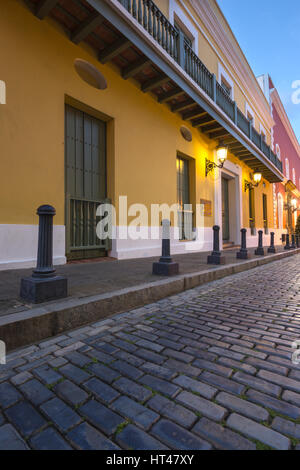 Bâtiments colorés rue pavée, CALLE FORTALEZA LA VIEILLE VILLE DE SAN JUAN PUERTO RICO Banque D'Images