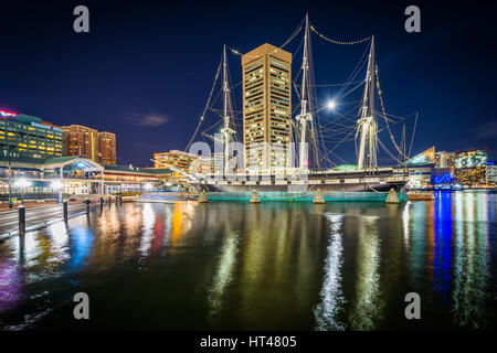 L'USS Constellation et de Port Intérieur skyline at night, à Baltimore, Maryland. Banque D'Images