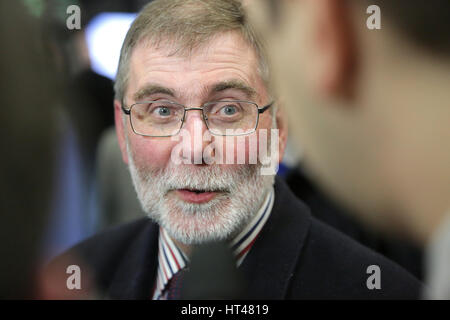 Nelson McCausland (né le 15 août 1951) est un homme politique unioniste de l'Irlande du Nord. Il a été membre du Parti unioniste démocratique et député provincial de Belfast nord à partir de 2003. Il a servi comme ministre de la Culture, des arts et des loisirs (2009-2011) et ministre du Développement social (2011-2014) à l'exécutif d'Irlande du Nord. Dans l'élection de l'Assemblée de l'Irlande du Nord 2017 il a perdu son Nord Belfast mer MLA Banque D'Images