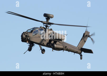 Army Air Corps côté Apache solo display se glisser dans la foule ligne à un spectacle aérien à Duxford Cambridgeshire. Remarque le canon de 30 mm en formation. Banque D'Images