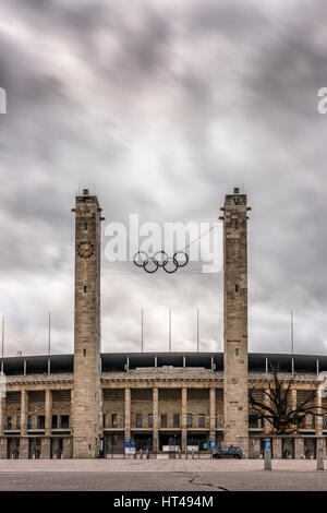 Berlin,Allemagne,l'Olimpia Stadion (stade Olympique) ,vertical extérieur Banque D'Images