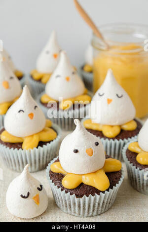 Poussin de pâques cupcakes au chocolat et citron Banque D'Images