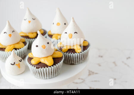Poussin de pâques cupcakes au chocolat et citron Banque D'Images