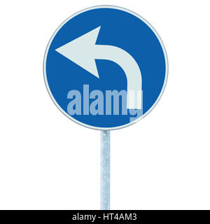 Tourner à gauche de l'avant panneau de signalisation, isolé de la circulation routière rond bleu blanc signalisation, l'icône en forme de flèche et le châssis roadsign, pôle gris poster Banque D'Images