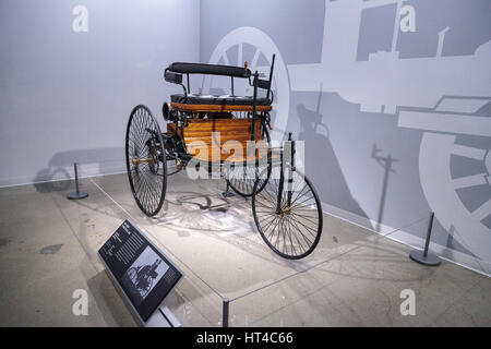 Los Angeles, CA, USA - 4 mars, 2017 : 1886 Benz Patent Motorwagen réplique sur le Petersen Automotive Museum de Los Angeles, California, United St Banque D'Images