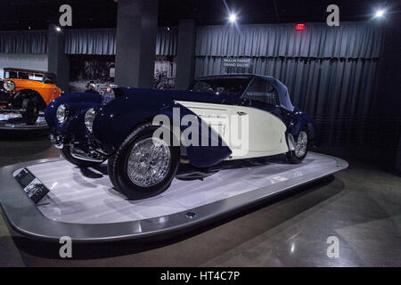 Los Angeles, CA, USA - 4 mars, 2017 : blanc et bleu foncé 1939 Bugatti Type 57C de l'Aravis Mullin Automotive Museum de l'Petersen Automotive Mu Banque D'Images