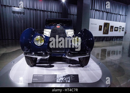 Los Angeles, CA, USA - 4 mars, 2017 : blanc et bleu foncé 1939 Bugatti Type 57C de l'Aravis Mullin Automotive Museum de l'Petersen Automotive Mu Banque D'Images