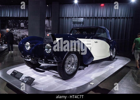 Los Angeles, CA, USA - 4 mars, 2017 : blanc et bleu foncé 1939 Bugatti Type 57C de l'Aravis Mullin Automotive Museum de l'Petersen Automotive Mu Banque D'Images