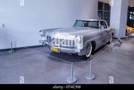 Los Angeles, CA, USA - 4 mars, 2017 : Argent 1957 Lincoln Continental Mark II au Petersen Automotive Museum de Los Angeles, California, United Sta Banque D'Images