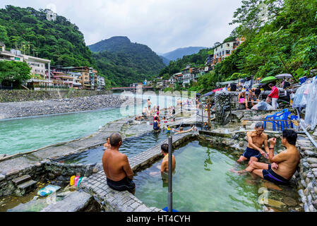 Taipei, Taiwan - le 29 novembre : Les taiwanais se baigner dans des bains de sources chaudes publiques wulai village le 29 novembre 2016 à Taipei Banque D'Images