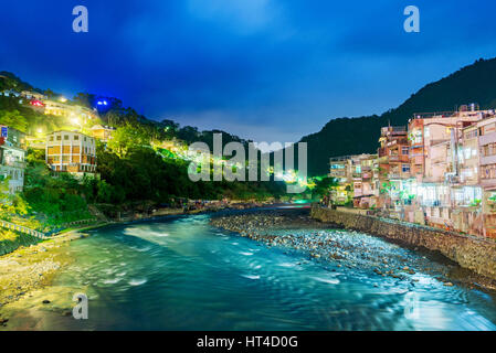 Avis de wulai village la nuit avec river et bâtiments Banque D'Images