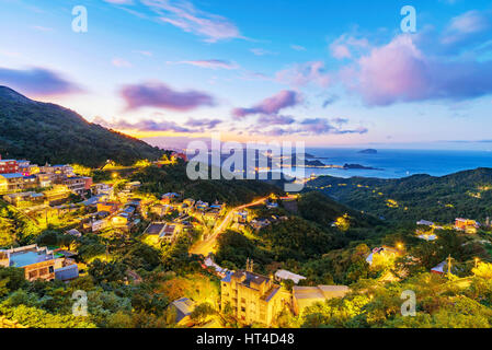 Vue panoramique de la ville jiufen en soirée Banque D'Images