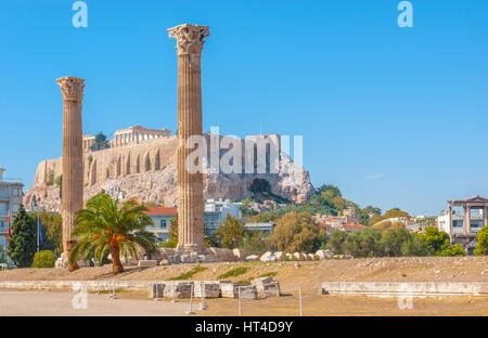 La colline de l'Acropole avec le Parthénon en haut derrière les colonnes en pierre sculpté de Zeus Olympien Temple, Athènes, Grèce Banque D'Images