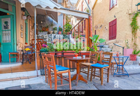 Athènes, Grèce - 12 octobre 2013 : cafe populaire Klepsidras offre de délicieux petits pains croustillants, café grec et une belle vue sur la colline de Plaka, le 12 octobre Banque D'Images