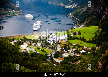 Les spectaculaires fjords de Norvège en propose des activités telles que la randonnée, la marche du glacier, la pêche et la randonnée à vélo. Banque D'Images