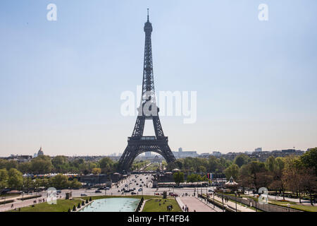 La célèbre Tour Eiffel à Paris, France. Il s'agit d'un pylône en treillis de fer situé dans le Champ de Mars et a été nommé d'après l'ingénieur Gustave Eiffel. Banque D'Images