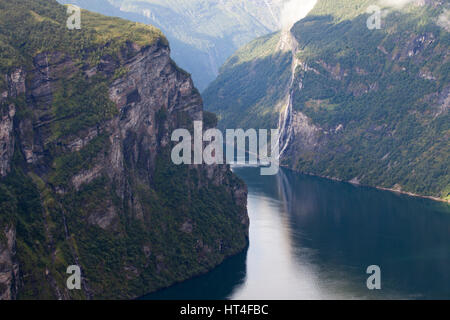 Les spectaculaires fjords de Norvège en propose des activités telles que la randonnée, la marche du glacier, la pêche et la randonnée à vélo. Banque D'Images