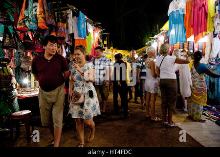 Les visiteurs du marché du samedi soir à Arpora, Inde. Le marché est ouvert tous les samedi pendant la saison touristique. Il y a une grande sélection d'eve Banque D'Images