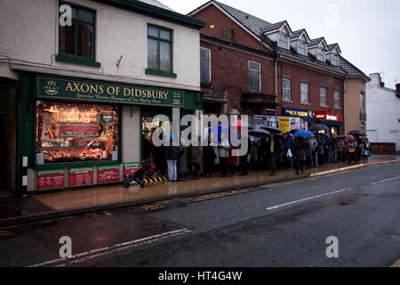 Des gens de l'extérieur de files d'une boutique de Noël à l'avance les bouchers . Les axones de Didsbury butchers Banque D'Images