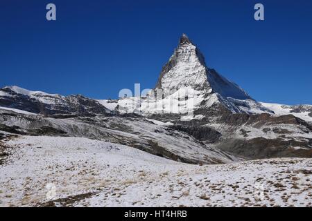 Matterhorn couvert par la neige. Scène d'automne à Zermatt. Banque D'Images