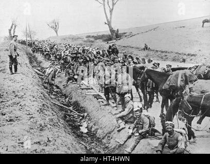 'L'avance allemande en Galice : un bivouac de troupes par la route', 1915. Artiste : Inconnu. Banque D'Images