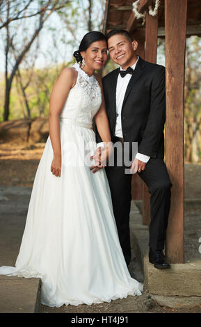 Mariage young hispanic couple holding hands ensemble sur l'arrière-plan du parc Banque D'Images