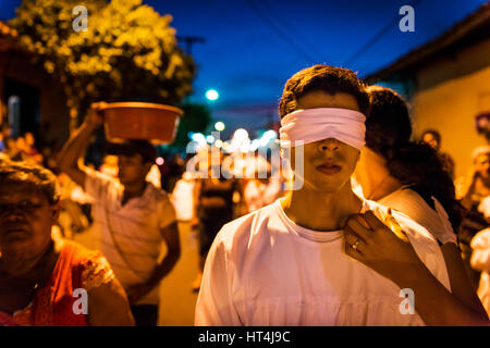 Leon, Nicaragua - 15 Avril 2014 : l'homme aux yeux bandés dans une procession dans les rues de la ville de Leon au Nicaragua pendant la célébration des fêtes de Pâques Banque D'Images