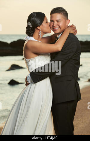 Portrait of Hispanic couple de mariage. Heureux couple kissing on ocean sunset beach Banque D'Images