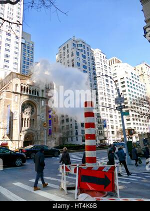 La vapeur provenant de travaux souterrains. Le bloc en milieu de Park Avenue et de la 60th St, Manhattan, New York City, New York, USA. Banque D'Images