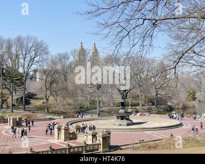 Les visiteurs profiter de la fontaine Bethesda et terrasse d'une distance, Central Park, New York City, New York, USA. Banque D'Images