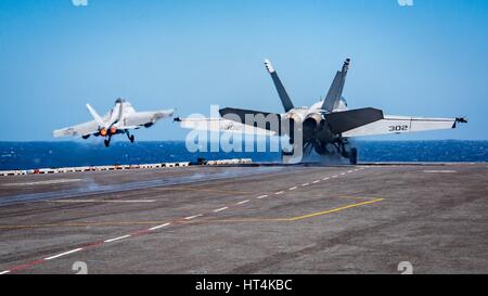 Marine américaine F/A-18F Super Hornet de la lancer depuis la cabine de pilotage à bord de la marine américaine de classe Nimitz porte-avions USS Carl Vinson, 22 février 2017 en mer de Chine du Sud. Banque D'Images