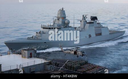 Un MH-60 de la Marine américaine hélicoptère Seahawk ascenseurs cargo de l'approvisionnement de la NSU-classe de navire de soutien de combat rapide USNS Alimentation comme Iver Huitfeldt Marine royale danoise HDMS Peter frégate de classe Willemoes cuit en même temps que le 18 février 2017, dans la mer Méditerranée. Banque D'Images