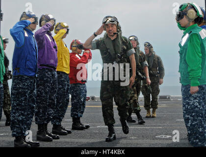 Forces armées royal thaïlandais de la Défense Chef SongKitti Jaggabatara salue comme il marche à travers l'arc-en-ciel sideboys à bord de l'USN Wasp-classe d'assaut amphibie USS Essex pendant l'exercice Gold Cobra 4 Février, 2010 dans le golfe de Thaïlande. Banque D'Images