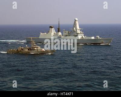 L'USN à cyclone de patrouille côtière de classe USS Mousson (à gauche) à côté de la formation de la vapeur dans la Marine royale britannique Type 45-audacieuse de défense aérienne de classe destroyer HMS Daring pendant l'exercice Khunjar Haad 19 février 2017, dans le golfe d'Oman. Banque D'Images