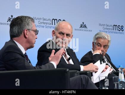 Ministre fédéral allemand de l'intérieur Thomas de Maizière (à gauche), Secrétaire américain à la sécurité intérieure, John Kelly, et ministre de la défense pakistanais Khawaja Muhammad Asif participer à un forum mondial de discussion au cours de la 2017 Conférence de Munich sur la sécurité, 18 février 2017 à Munich, Allemagne. Banque D'Images