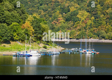 Lac Rursee marina à Rurberg, dans l'Eifel, Allemagne sur une journée d'été avec des arbres. Banque D'Images