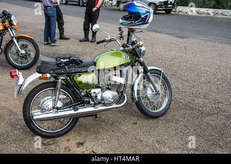 Une moto double cylindre deux temps Suzuki Vintage au rallye national du Vintage Japanese Motorcycle Club à Tamworth Australia 2017. Banque D'Images