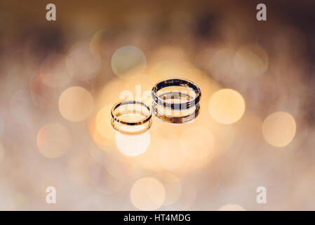 Anneaux d'or de mariage des futurs époux. Cérémonie de mariage concept. Banque D'Images