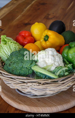 Un panier de légumes frais prêts pour la préparation des repas sains et nutritifs composé de chou-fleur, brocoli et poivrons chou. Banque D'Images