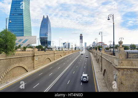 Baku, Azerbaïdjan - 11 septembre 2016 : Avis de Geydar Aliyev Avenue. Bakou est la plus grande ville sur la mer Caspienne et de la région du Caucase Banque D'Images
