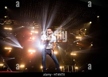 Strasbourg, France. 06 Mar, 2016. Kekko Silvestre de l'Modˆ rock band pop italien représenté sur scène comme ils font à Mediolanum Forum Assago dans Milan, Italy Crédit : Roberto Finizio/Pacific Press/Alamy Live News Banque D'Images