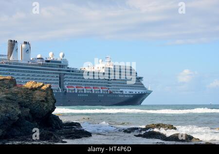 L'ANSE ORANGE RÉPUBLIQUE DOMINICAINE 4 FÉVRIER 2016 : Holland America Line navire quitter le port avec des rochers en premier plan Banque D'Images