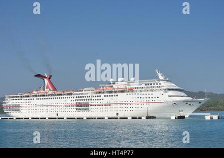 L'ANSE ORANGE RÉPUBLIQUE DOMINICAINE 9 FÉVRIER 2016 : Carnival Cruise Ship in port Banque D'Images