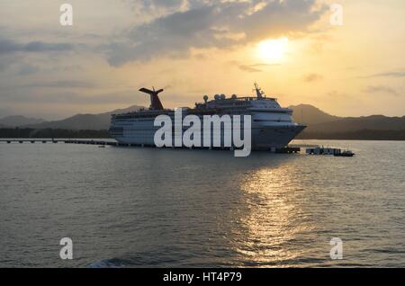 L'ANSE ORANGE RÉPUBLIQUE DOMINICAINE 9 FÉVRIER 2016 : Carnival Cruise Ship at Dusk Banque D'Images