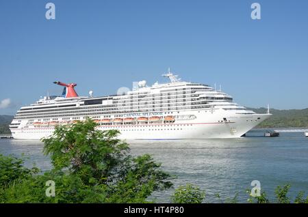 L'ANSE ORANGE RÉPUBLIQUE DOMINICAINE 16 FÉVRIER 2016 : Carnival Splendor Cruise ship in port Banque D'Images