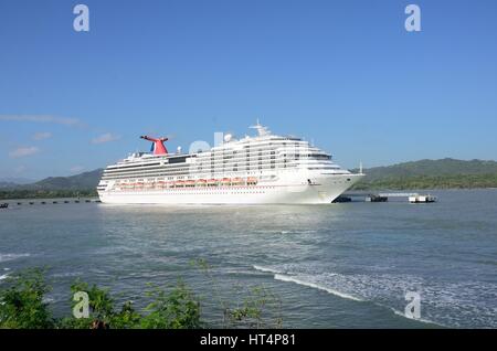 L'ANSE ORANGE RÉPUBLIQUE DOMINICAINE 16 FÉVRIER 2016 : Carnival Splendor croisière dans bay Banque D'Images