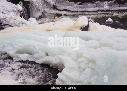 Châteaux de glace et les résumés de conte de fées construit par les eaux en cascade naturelle d'Akerselva par Oslo Norvège, le gel sur son chemin vers le bas Øvre Foss Banque D'Images