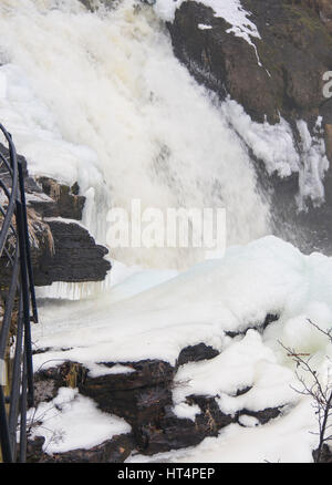 Châteaux de glace et les résumés de conte de fées construit par les eaux en cascade naturelle d'Akerselva par Oslo Norvège, le gel sur son chemin vers le bas Øvre Foss Banque D'Images